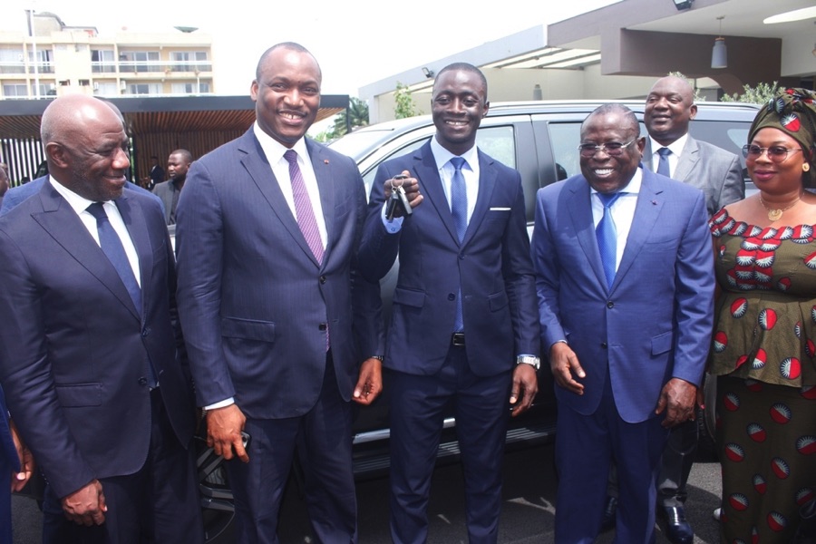 Côte d'Ivoire/RHDP : des cadres offrent un véhicule au président des jeunes du parti d'Alassane Ouattara