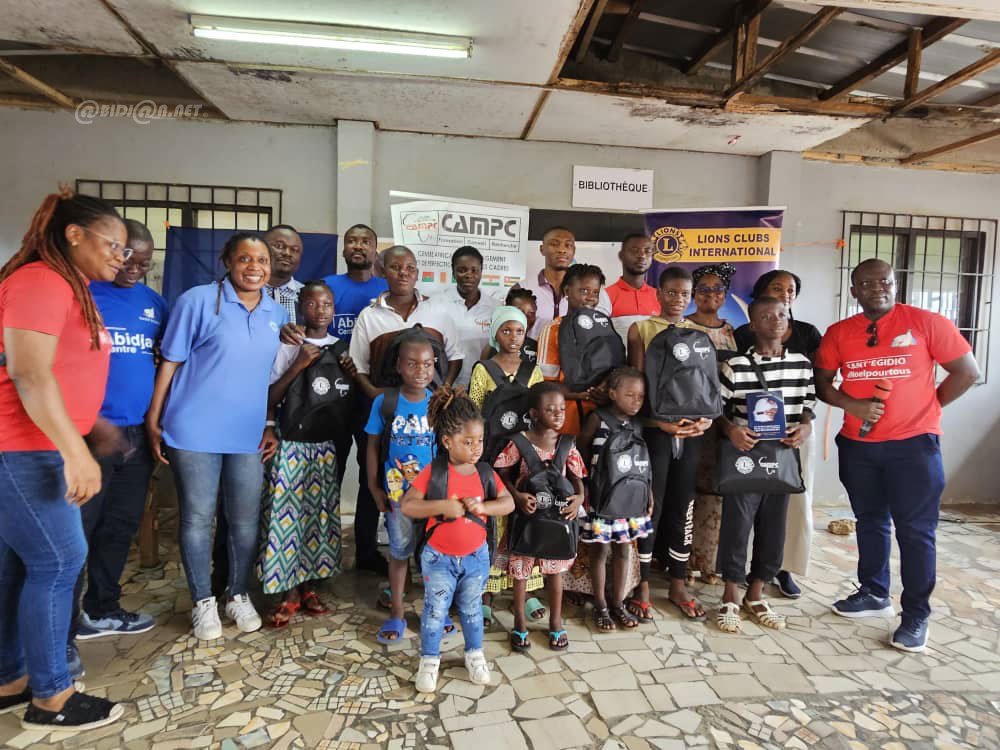 Côte d'Ivoire/Soutien à l'éducation nationale: des enfants défavorisés d'Attécoubé reçoivent 300 kits scolaires