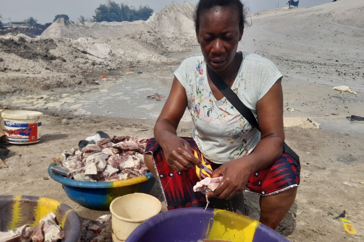 Côte d’Ivoire. Avec les fumeuses de poisson. Les yeux, les poumons et les doigts rongés par la fumée [Reportage 1/2]