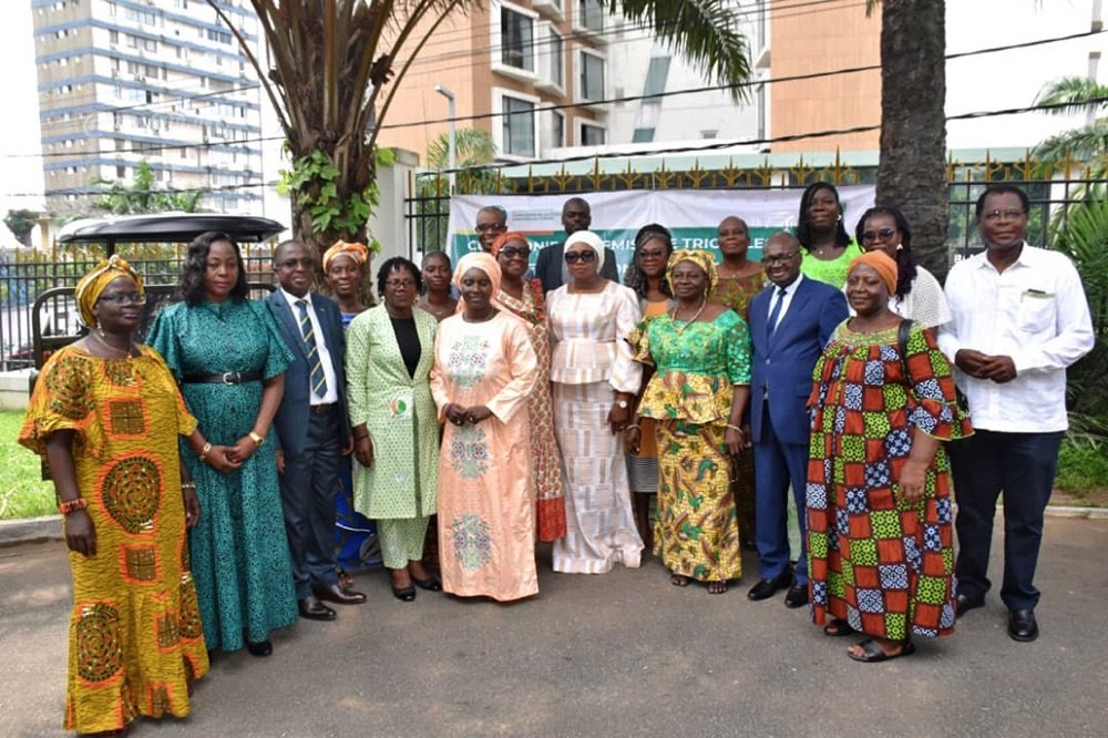 Côte d’Ivoire : des femmes productrices et commerçantes reçoivent dix tricycles pour renforcer leur autonomisation 