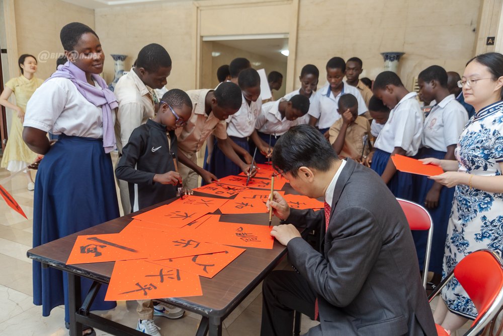 Côte d’Ivoire : immersion culturelle à l’ambassade de Chine, des élèves du Lycée municipal de Bonoua à la découverte de l’Empire du Milieu
