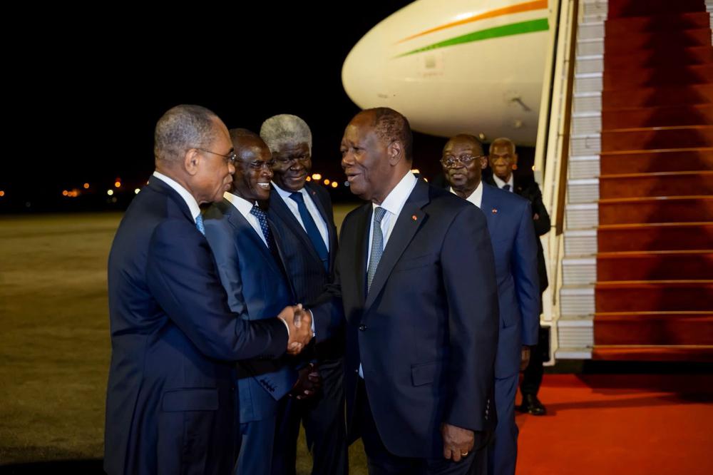 Côte d’Ivoire : le Président Alassane Ouattara a regagné Abidjan après un tête-à-tête à l’Élysée avec Emmanuel Macron