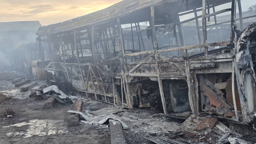 Côte d’Ivoire : un incendie ravage treize autobus à la gare SOTRA de Koumassi
