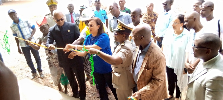 Inauguration d'un bâtiment au groupe scolaire Avenir de Zuénoula village