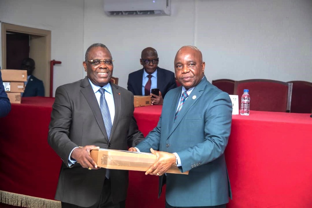 Cour de cassation : le président Yua Koffi remet des équipements informatiques aux magistrats