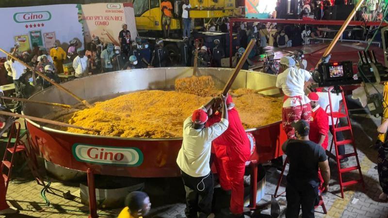 Une cheffe nigériane bat le record du monde du plus grand plat de riz jollof