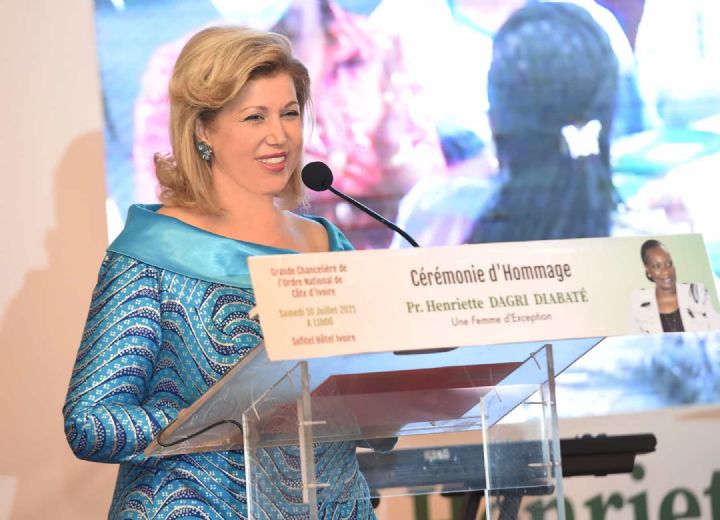 La Première Dame Dominique Ouattara, lors de la cérémonie d’hommage à Madame Henriette Dagri Diabaté, Grande Chancelière de l’Ordre Nationale : « Les femmes de Côte d’Ivoire se reconnaissent en toi »