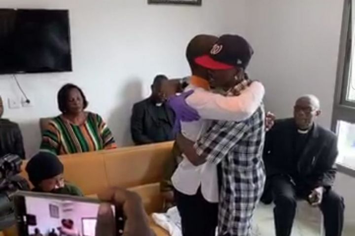 Décès de l’épouse de Makosso : Emouvante visite de Débordo au domicile de l’homme de Dieu