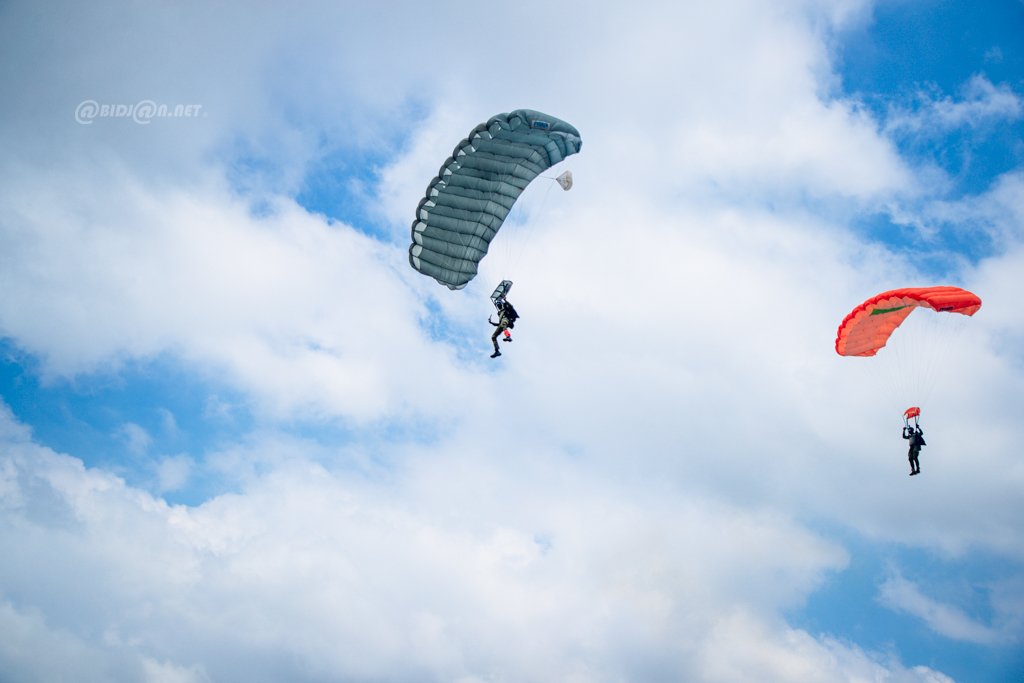  Défense : la Saint-Michel célébrée à Yopougon avec une démonstration de parachutisme