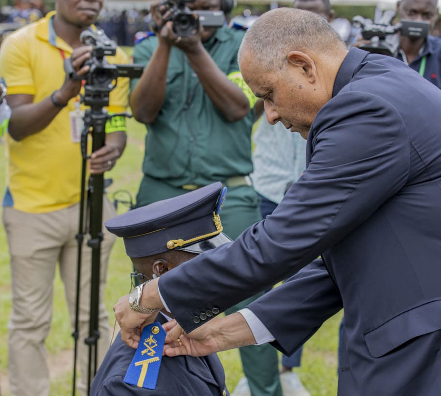 Défense : le Premier Ministre Patrick Achi remet les épaulettes des 113 élèves-officiers de la promotion Hamed Bakayoko