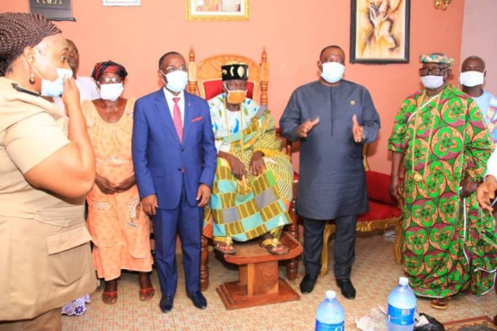 Daoukro: Une délégation conduite par les ministres Kobenan Adjoumani et Aka Aouélé présente ses civilités au roi Nanan Kongo Lagou III