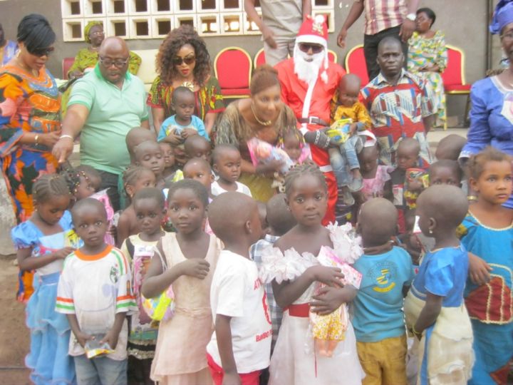 Fête de Noël : Le député de Koumassi Adjaratou TRAORE Epouse COULIBALY rend heureux les enfants de Giembé