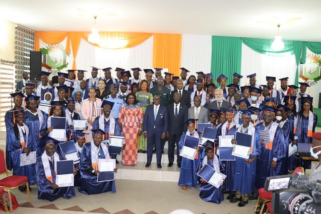 Des auditeurs reçoivent leurs parchemins en droit de l’homme