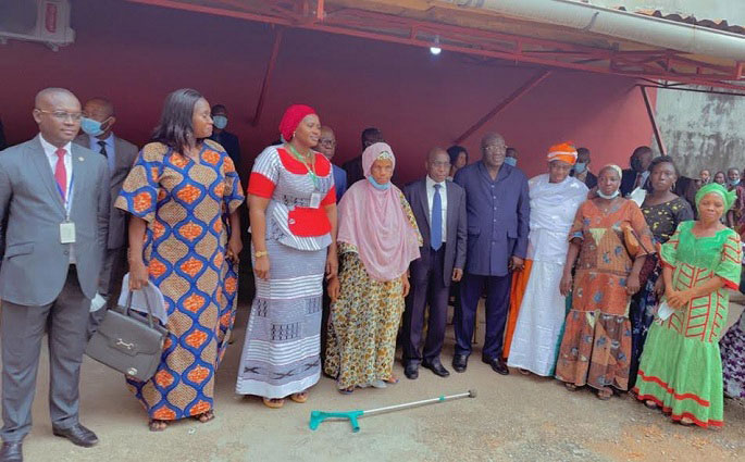 Des femmes balayeuses perçoivent leur paie après des années d’attente