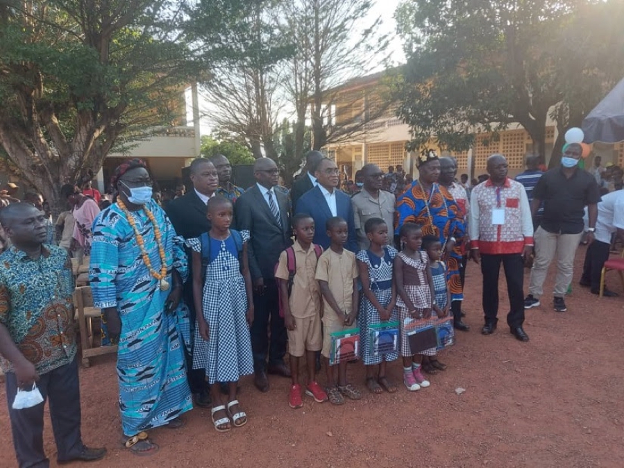 Des kits scolaires, du matériel informatique et des tables-bancs du gouvernement aux écoles de Dimbokro