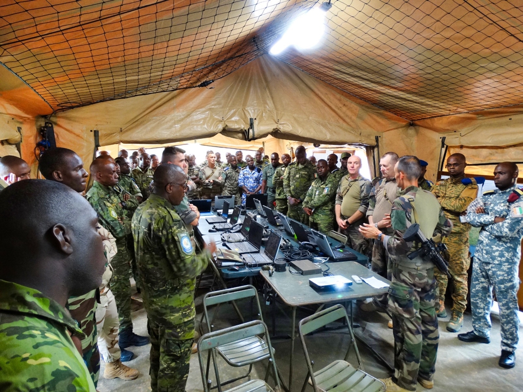 Des officiers stagiaires ouest-africains visitent le camp des forces françaises à Abidjan