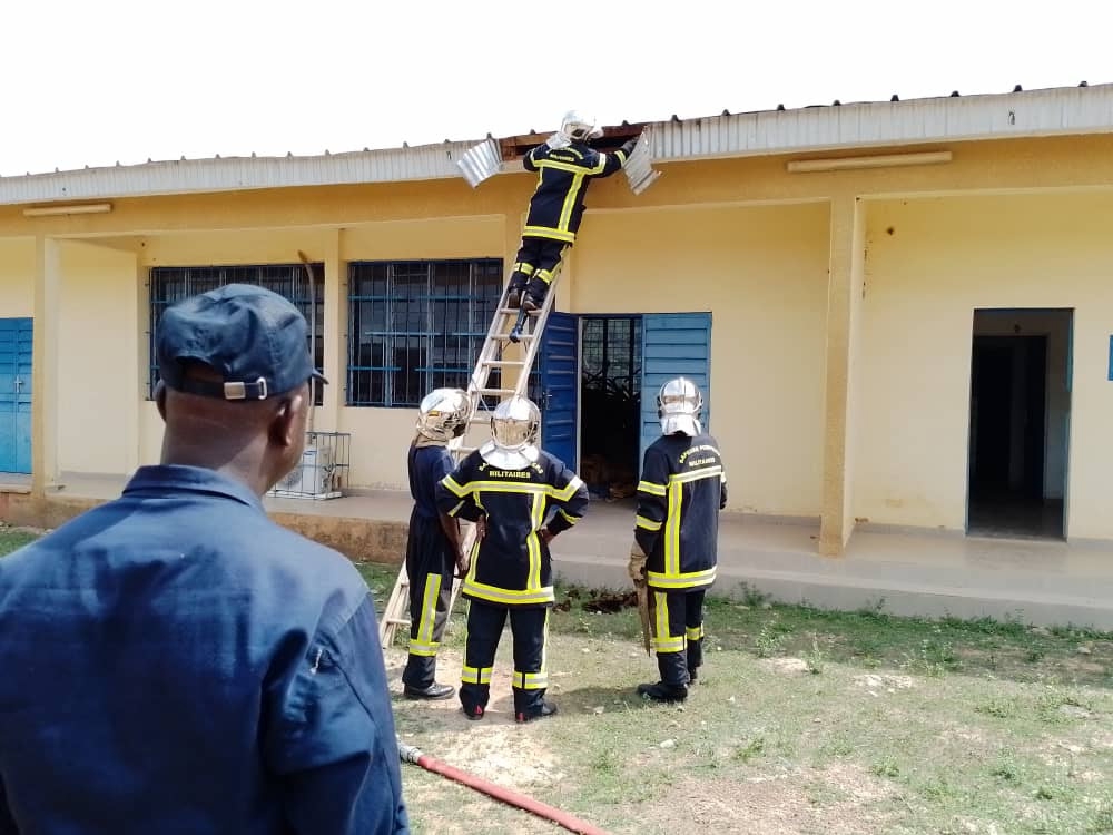 Des sapeurs pompiers détruisent des ruches d'abeilles au lycée de Sinématiali
