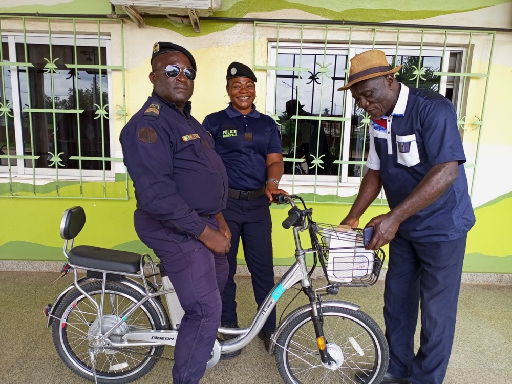 Des vélos électriques pour la police municipale de Tiassalé