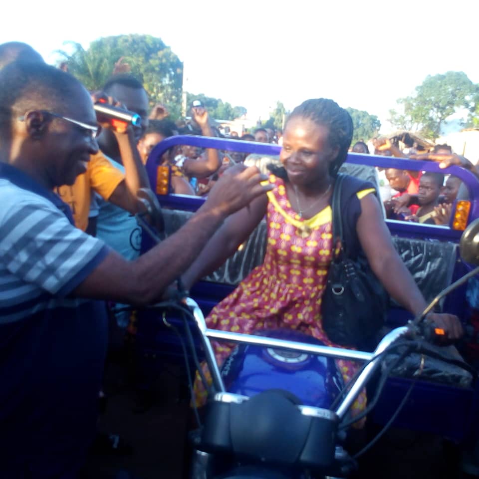 Didiévi : les femmes de Allialikro et de Golikro reçoivent  des tricycles et des broyeuses