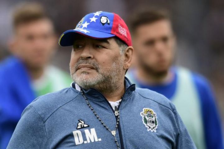 Diego Maradona passe l’arme à gauche, une légende du football mondial s’en va