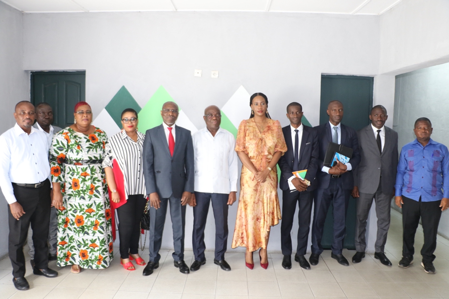 Difficultés de la presse : A Le 