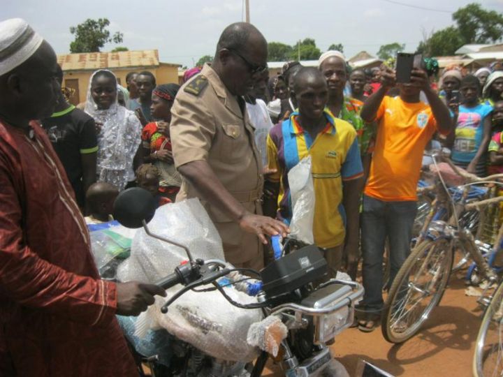 Dikodougou-Ouattaradougou/ quartier senoufo ravagé par le feu: Les familles sinistrées reçoivent des vivres et non vivres du DG des douanes et des cadres du département