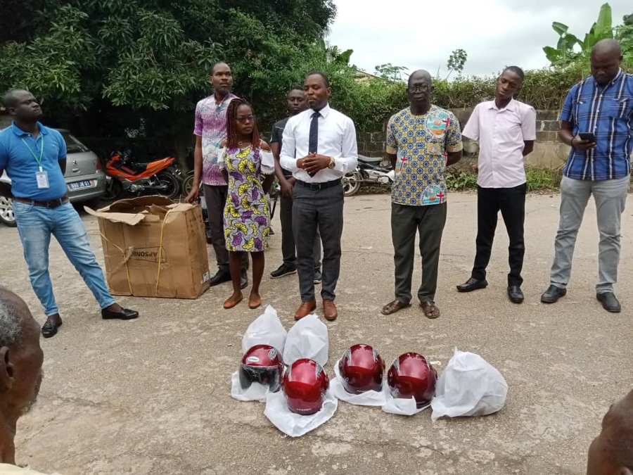 Dimbokro: les motocyclistes en situation de Handicap reçoivent des casques