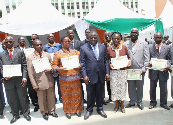 Fonction publique : Le ministère décore 500 fonctionnaires et agents de l’Etat