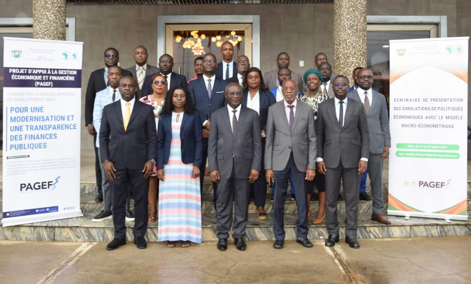 Direction générale de l'Économie: une trentaine d'agents participent à un séminaire de présentation des résultats de simulation des politiques économiques à l'aide du modèle macro-économétrique