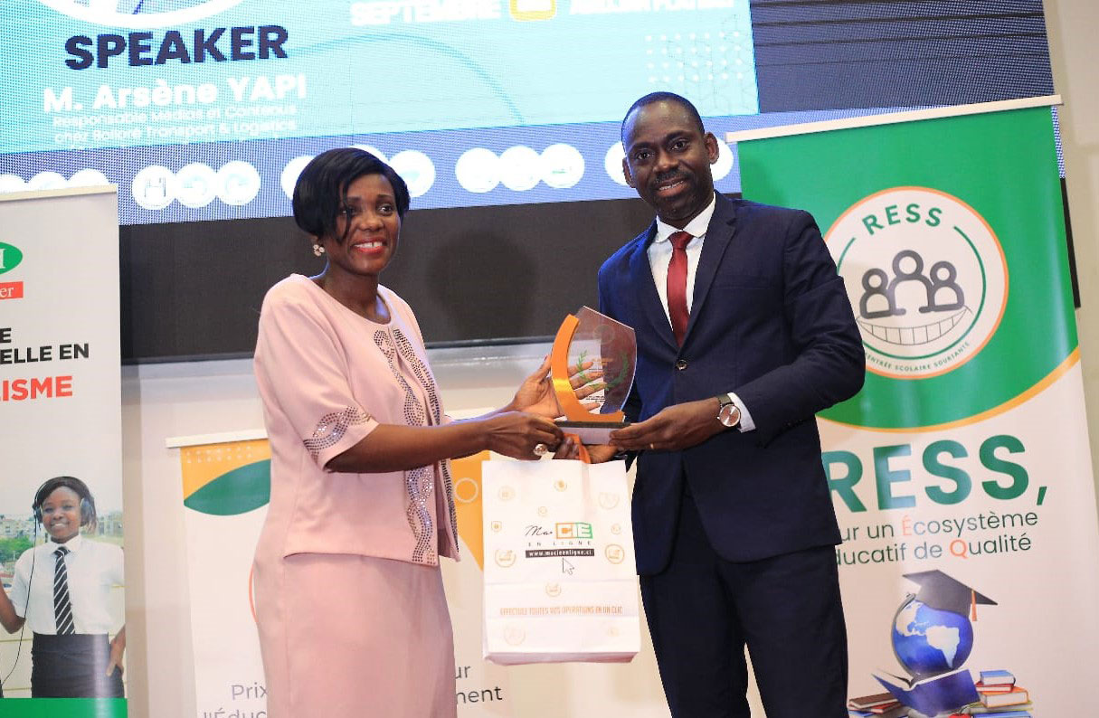 Distinction: le Journaliste Arsène Yapi, remporte le prix RESS Afrique de la meilleure personnalité des médias engagée pour l’éducation