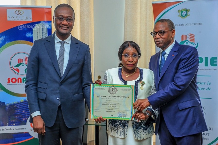 Distinction : Mme Maférima Diarrassouba décorée de la médaille d’honneur du travail Grand Or pour 35 ans de carrière