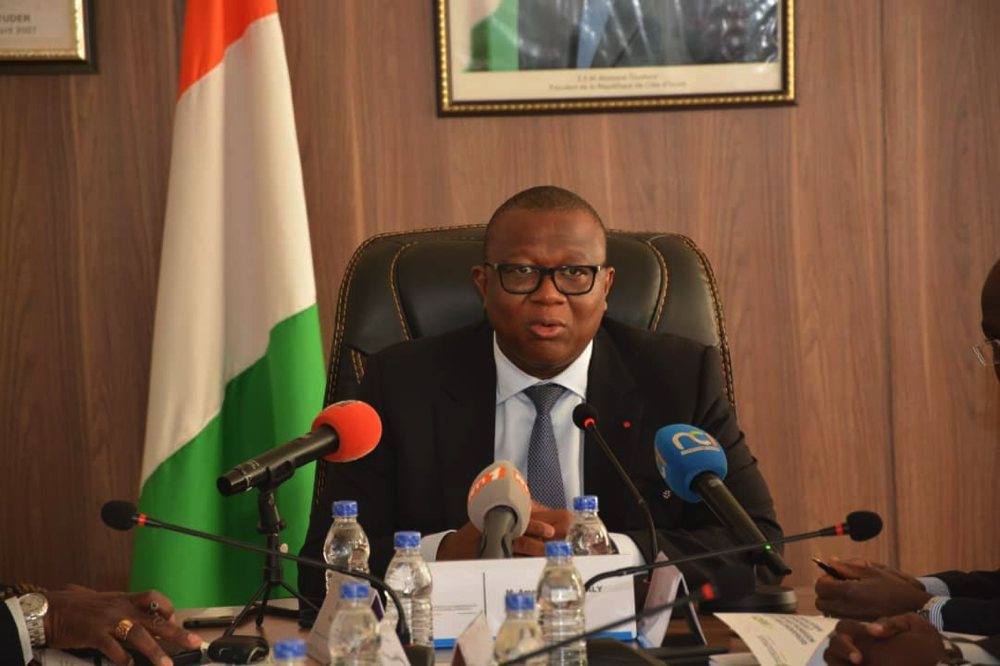 District d’Abidjan/Affichage publicitaire : le ministre Amadou Coulibaly invite les maires à une synergie d’actions pour assainir le secteur