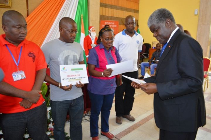 Des jouets et vivres du district d’Abidjan à des OEV et enfants démunis