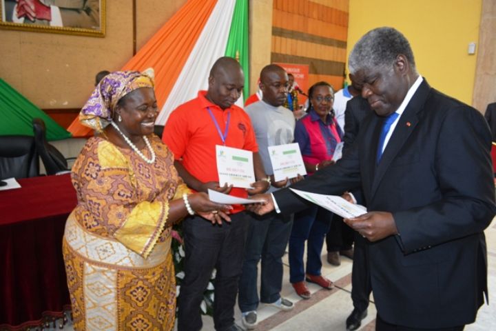 Orphelins du SIDA et démunis: Mambé offre 53 millions de jouets et vivres à 9.000 enfants