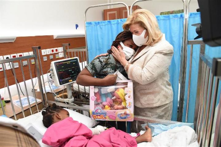 Sténose caustique de l’oesophage : Dominique Ouattara au chevet de 19 enfants