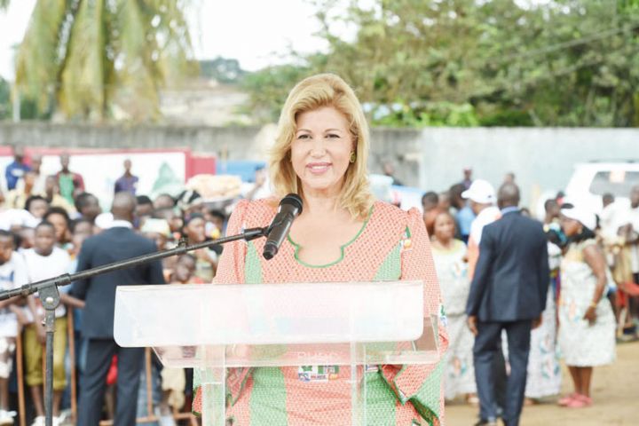 Mme Dominique Ouattara aux femmes d’Anyama: « Allez retirer vos cartes d’électeurs et votez Ado un coup K.O, takokélé »