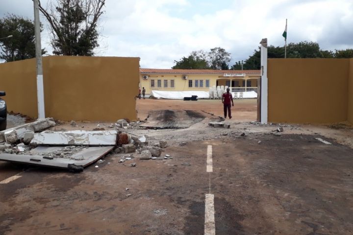 Visite d’Etat : Un camion benne endommage l’entrée principale de la sous-préfecture d’Arrah