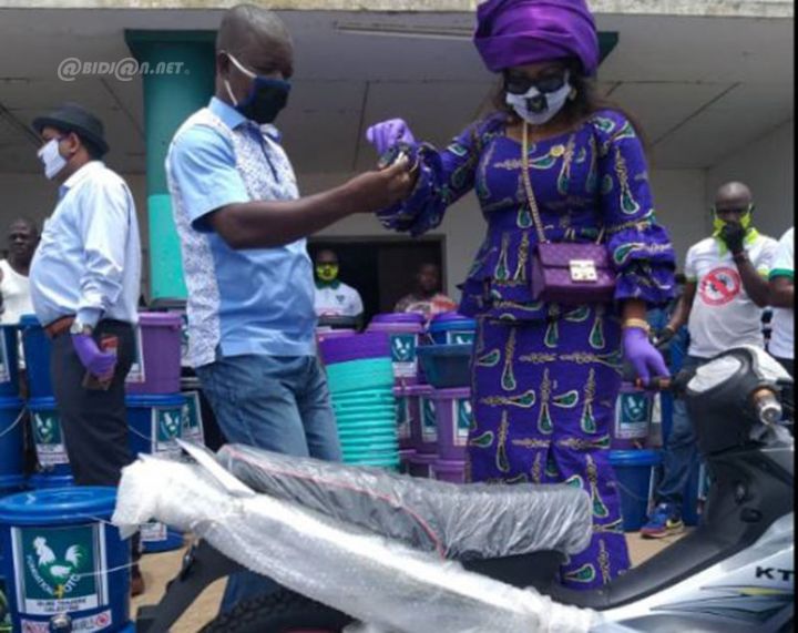 Issia / Lutte contre le Covid 19: Célestine Trazéré vole au secours des siens, plus de 10 millions de F Cfa de matériels de protection et de vivres offerts