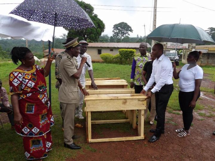 Don/Le collège moderne de Gomon reçoit 100 tables bancs