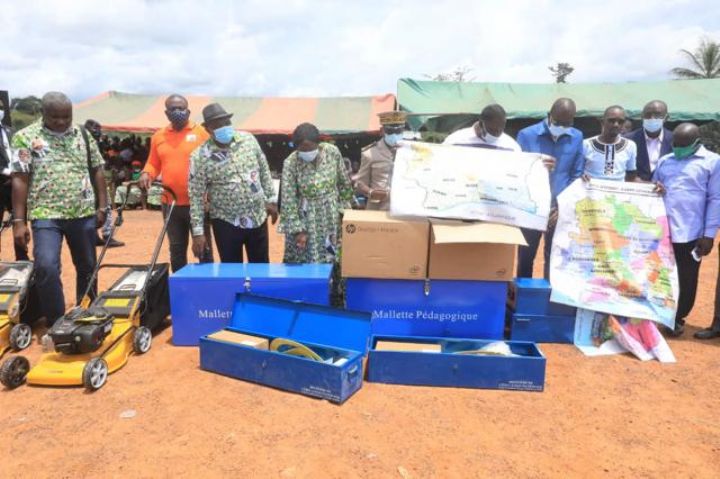 Anoumaba (Moronou) : les populations reçoivent d’importants don de matériels, en marge de la visite d’Etat