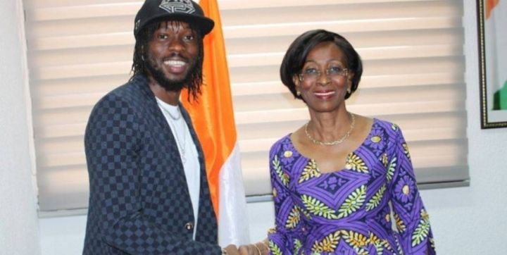 Lutte contre le Covid-19: Bakayoko-Ly Ramata réceptionne des dons en vivres et non vivres du footballeur Gervinho