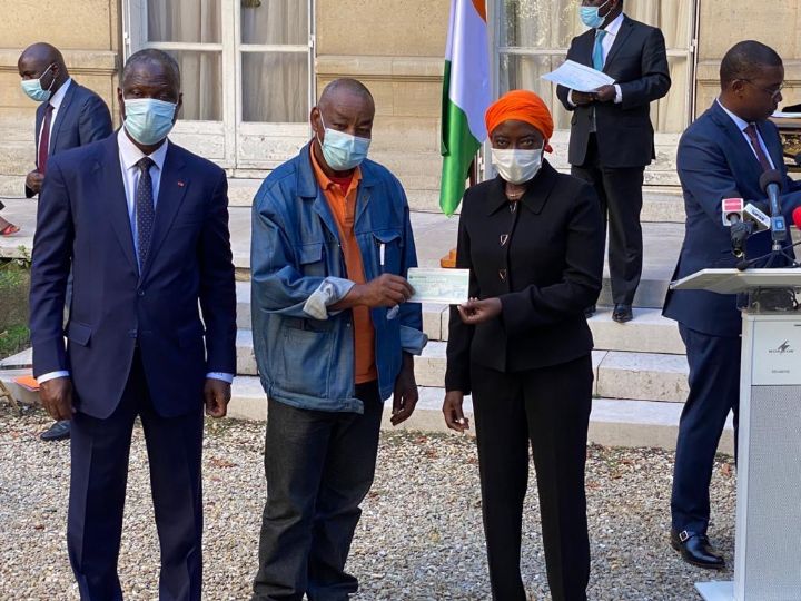 France: Mariatou Koné remet 90 millions FCFA à des ivoiriens victimes de la Covid-19