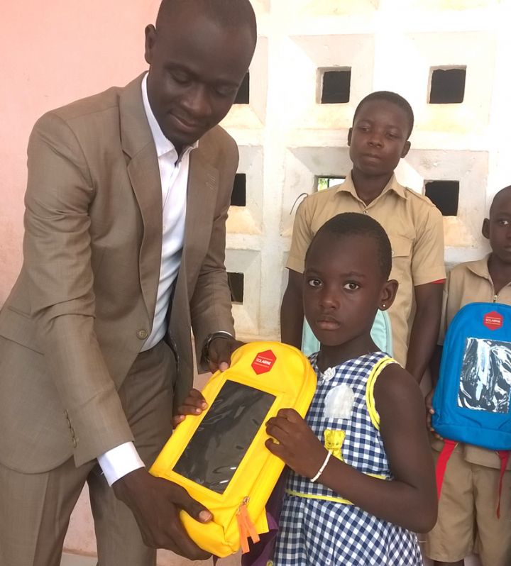 Des cartables solaires offerts aux écoliers d’Afféry