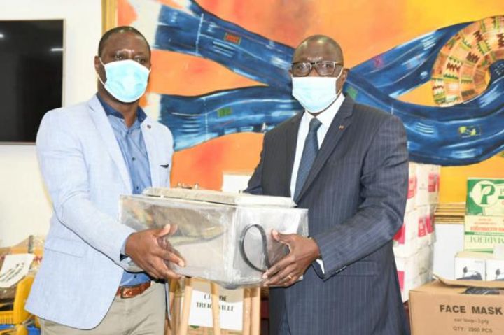 Treichville/ Dons de matériels aux établissements sanitaires de la Cité : 25 millions d’équipements médicaux offerts par Amichia