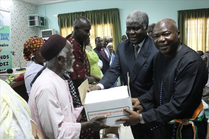 Fêtes de fin d’année :  Le président Ouattara soulage 26.000 familles du district d’Abidjan