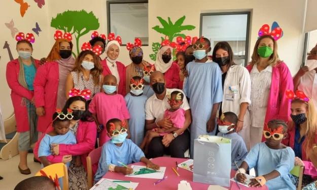 Drogba et des épouses d’ambassadeurs aux côtés des enfants malades de l’hôpital de Bingerville