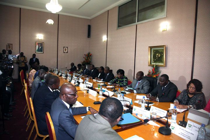 Duncan s’enquiert des problèmes de la corporation sanitaire avant la mise en œuvre de la CMU