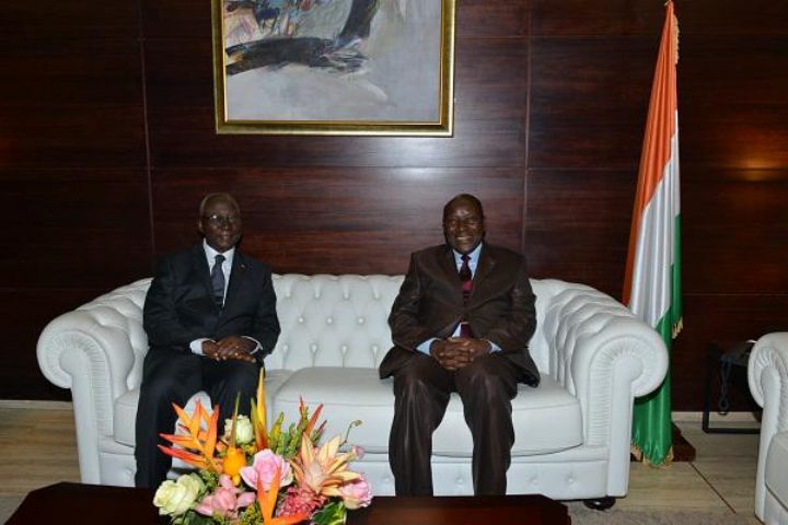 Recevant les formulaires de déclaration de patrimoine des mains de Seydou Diarra, Daniel Kablan Duncan salue un exercice à caractère citoyen