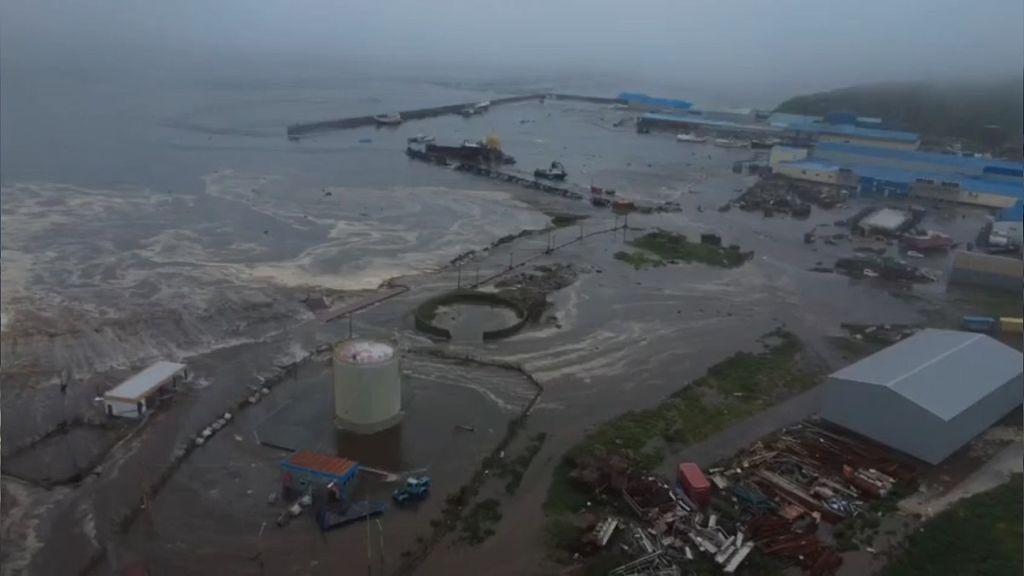 Un tsunami produit par un puissant tremblement de terre dans le Pacifique atteint Hawaï et la Californie et génère des alertes en Colombie, Pérou, Équateur, Chili, Japon, États-Unis et des parties de la Russie