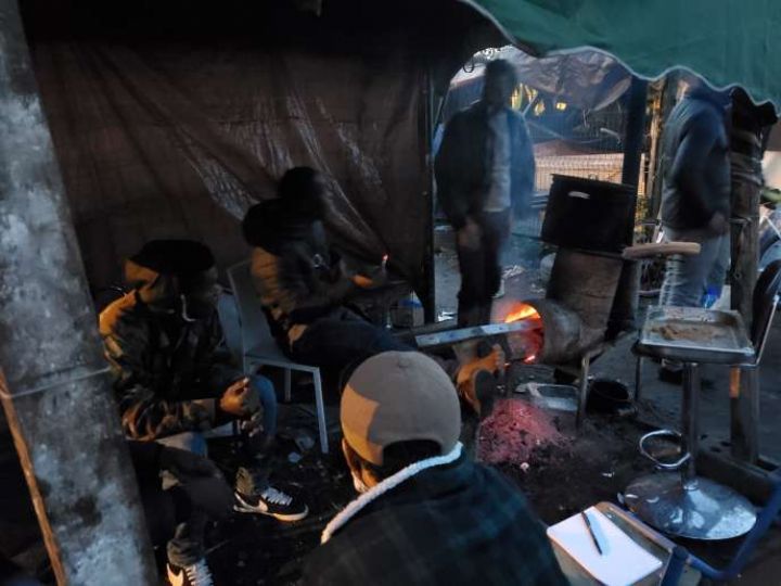 « Dormir sous une tente, ça reste mieux qu’être là-bas » : à Lille, une soirée avec les Ivoiriens de la rue